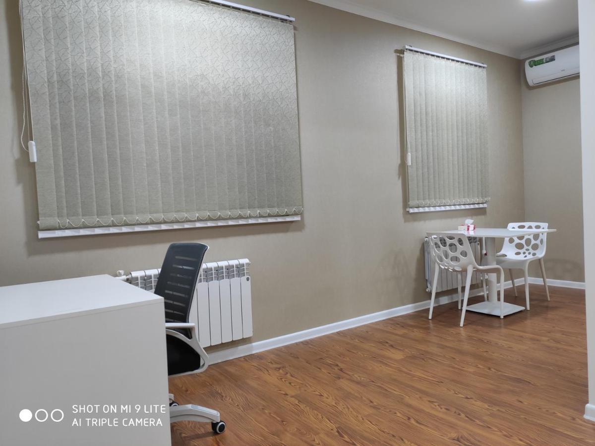 1-Bedroom Apartment In The Very City Center Tashkent Esterno foto