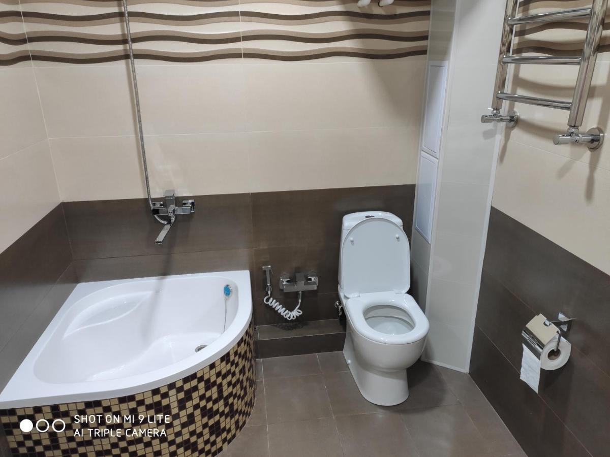 1-Bedroom Apartment In The Very City Center Tashkent Esterno foto