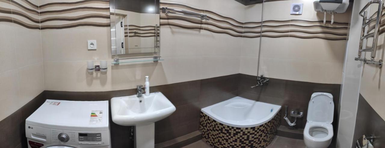 1-Bedroom Apartment In The Very City Center Tashkent Esterno foto
