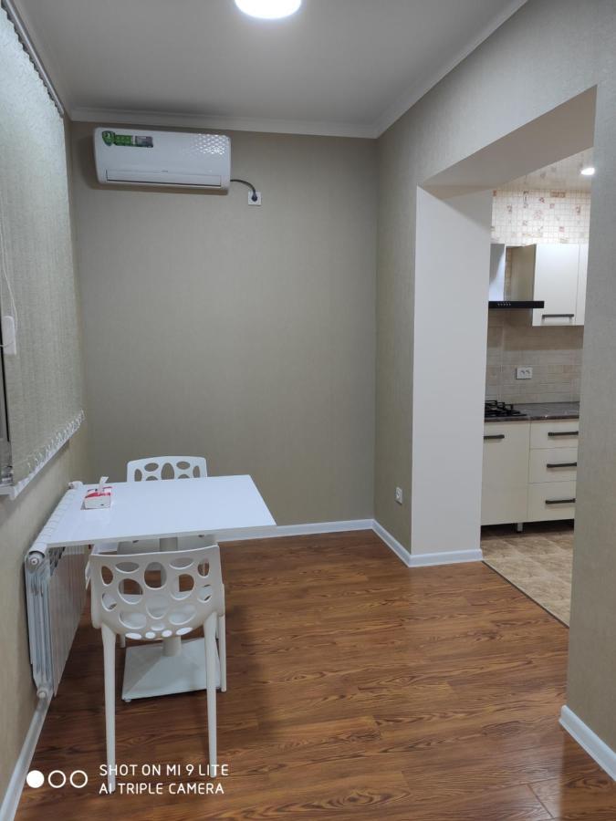 1-Bedroom Apartment In The Very City Center Tashkent Esterno foto