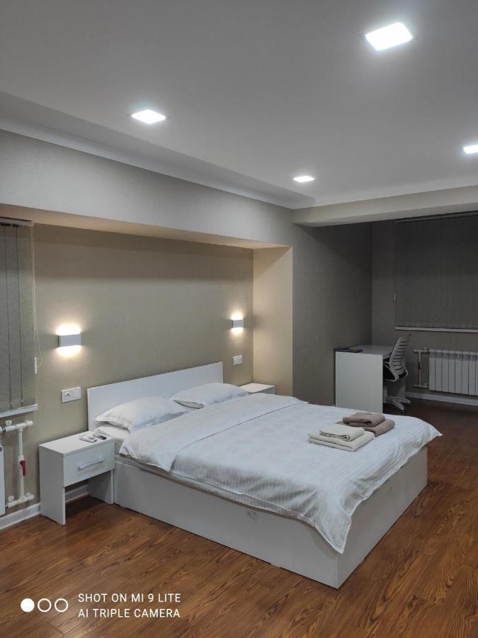 1-Bedroom Apartment In The Very City Center Tashkent Esterno foto